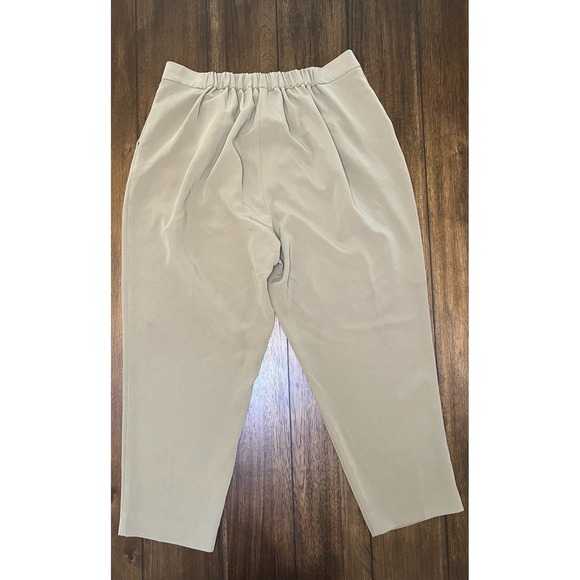 Madison Stretch Curvy Beige Pleated Elastic Waist Cropped Pants Size 16W - Picture 2 of 3